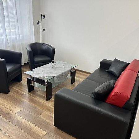 Newly Renovated 2 Rooms Apartment Downtown Nitra Exterior photo