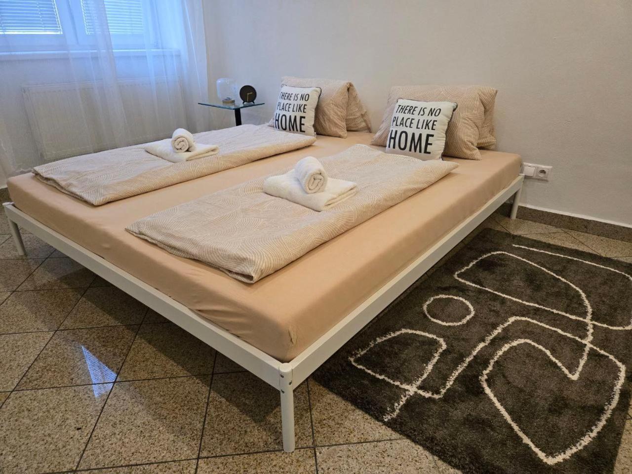 Newly Renovated 2 Rooms Apartment Downtown Nitra Exterior photo