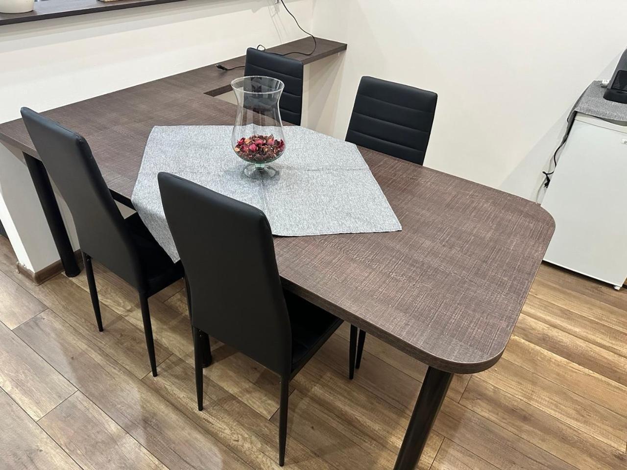 Newly Renovated 2 Rooms Apartment Downtown Nitra Exterior photo