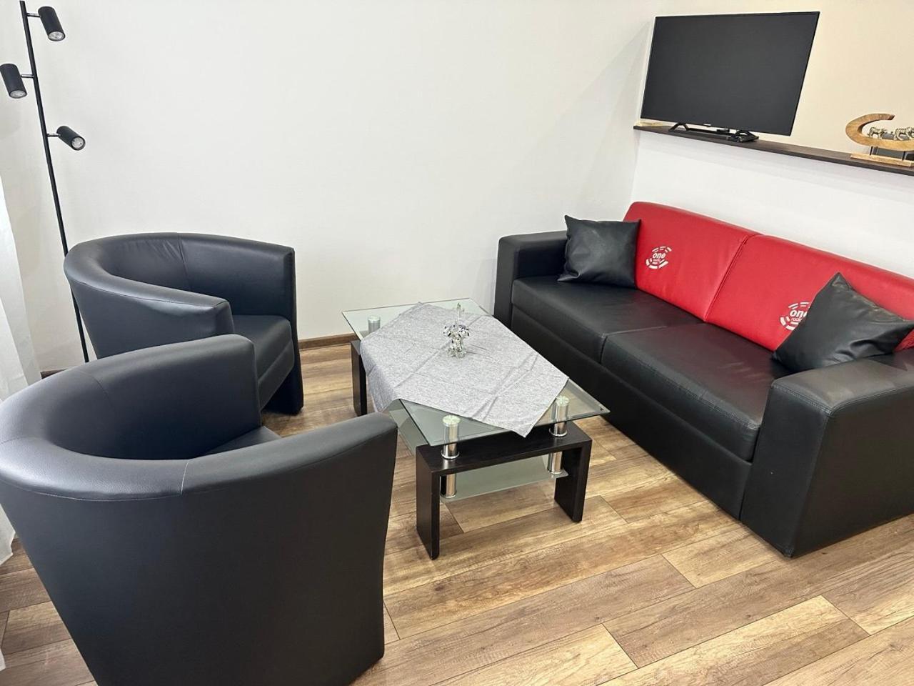 Newly Renovated 2 Rooms Apartment Downtown Nitra Exterior photo