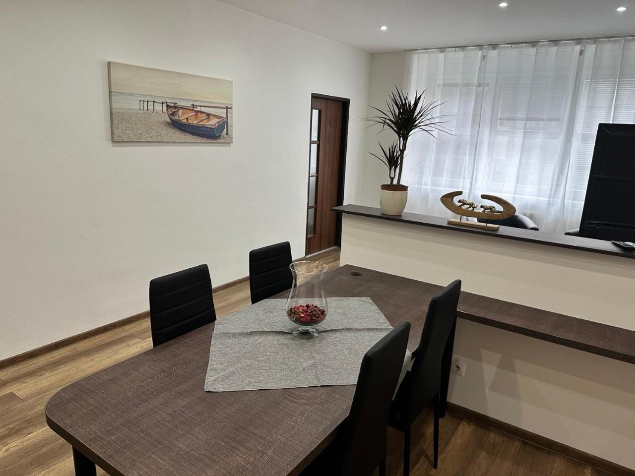 Newly Renovated 2 Rooms Apartment Downtown Nitra Exterior photo