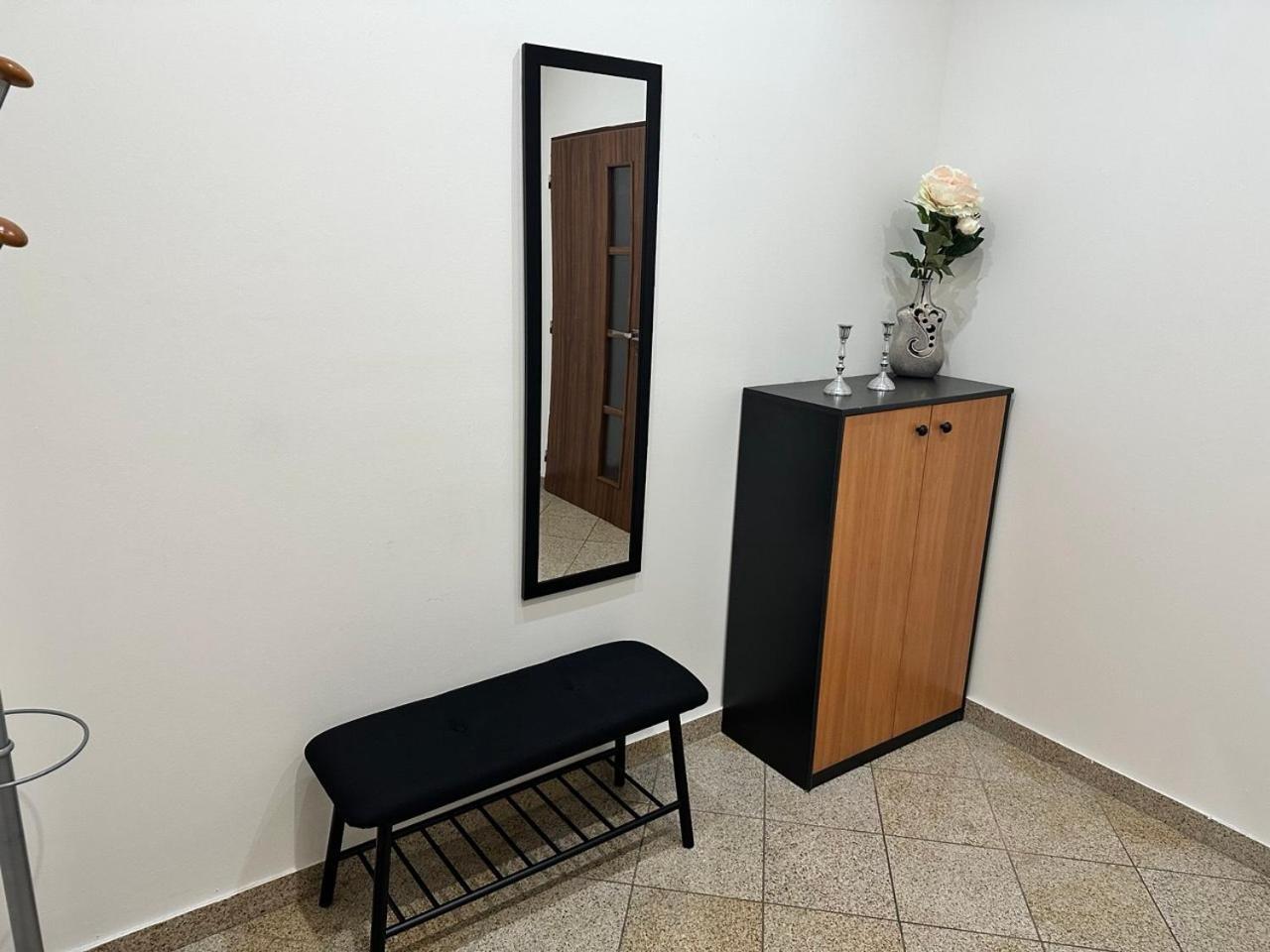 Newly Renovated 2 Rooms Apartment Downtown Nitra Exterior photo