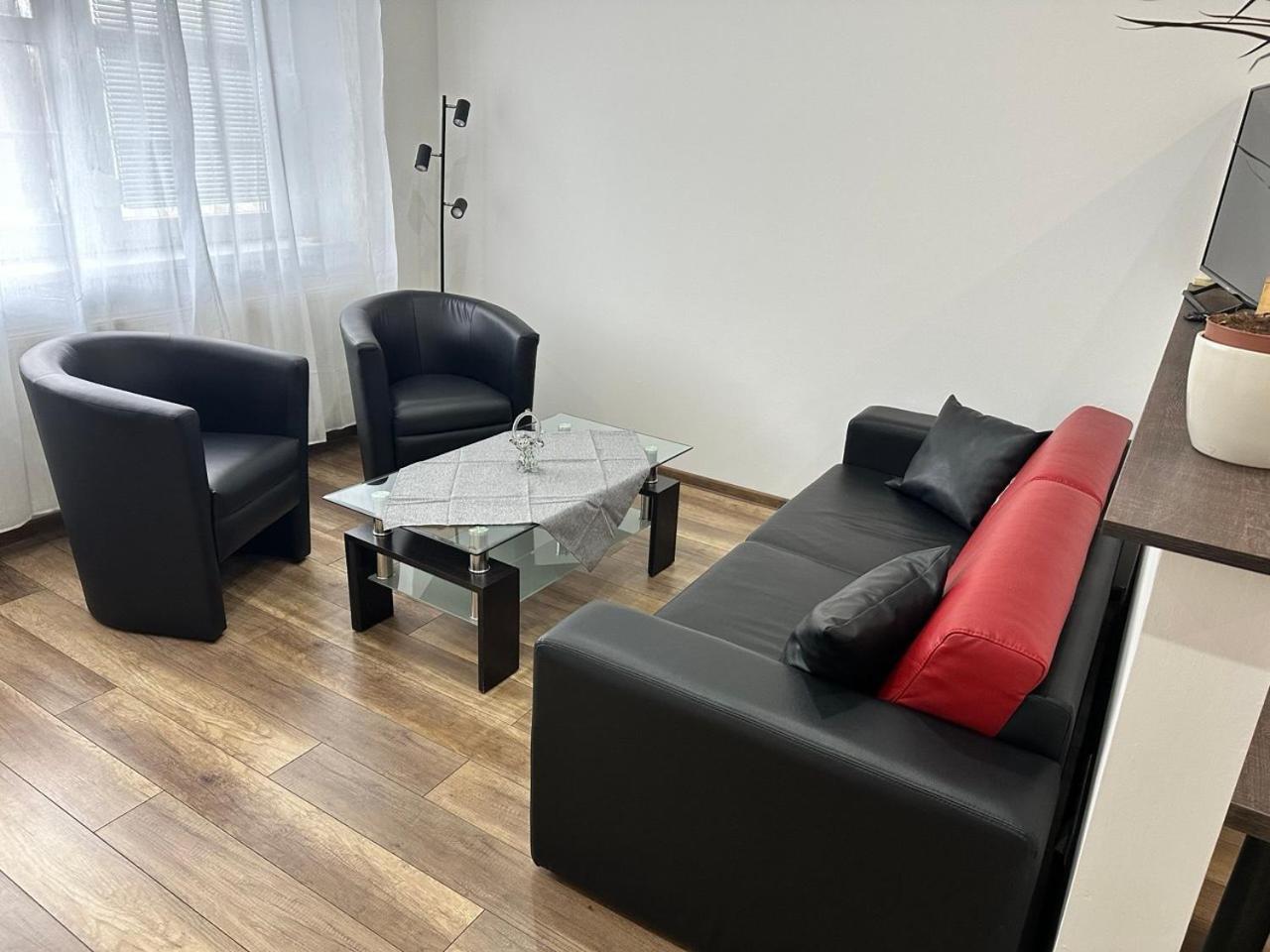 Newly Renovated 2 Rooms Apartment Downtown Nitra Exterior photo